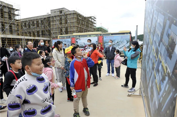 “千人市民觀察團”走進城投集團龍山湖公園、陶瓷產業加速基地等項目